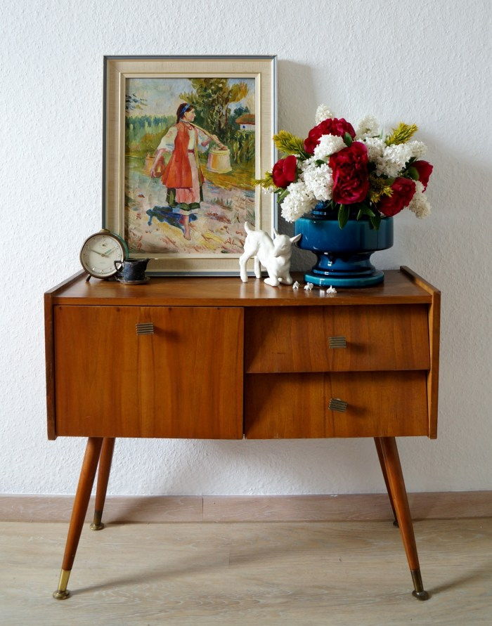Vintage naktiniai staleliai, vaza gėlėms, žadintuvas, paveikslėlis, nedideli suvenyrai, namų dekoro miegamasis
