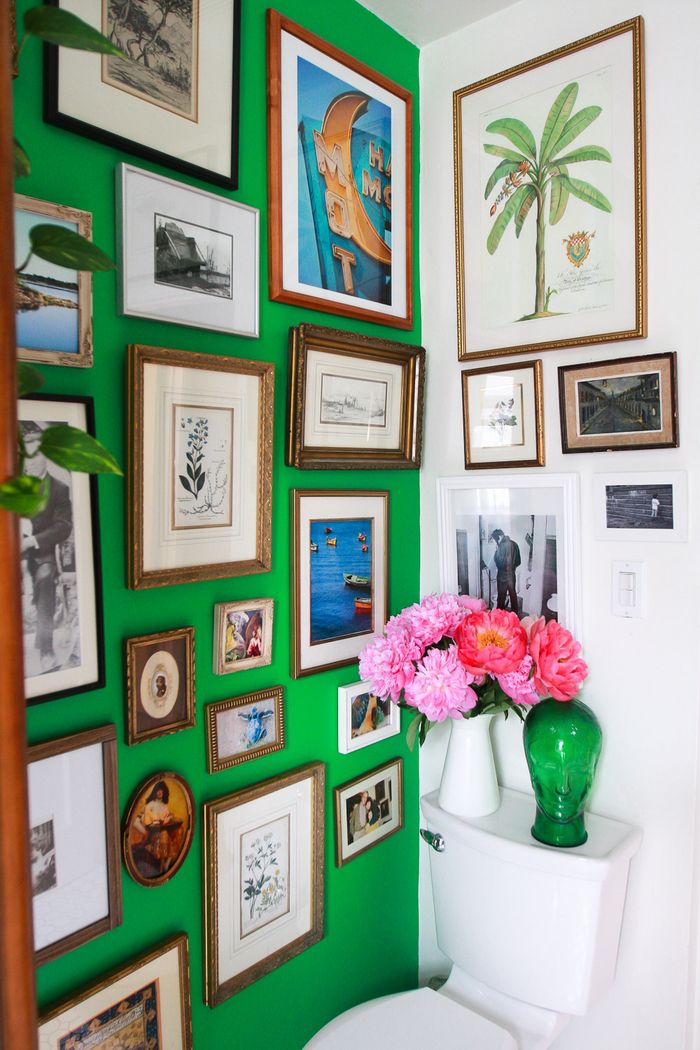 Vintage stilius, žalia siena, daug nuotraukų ir nuotraukų, vazos su gėlėmis