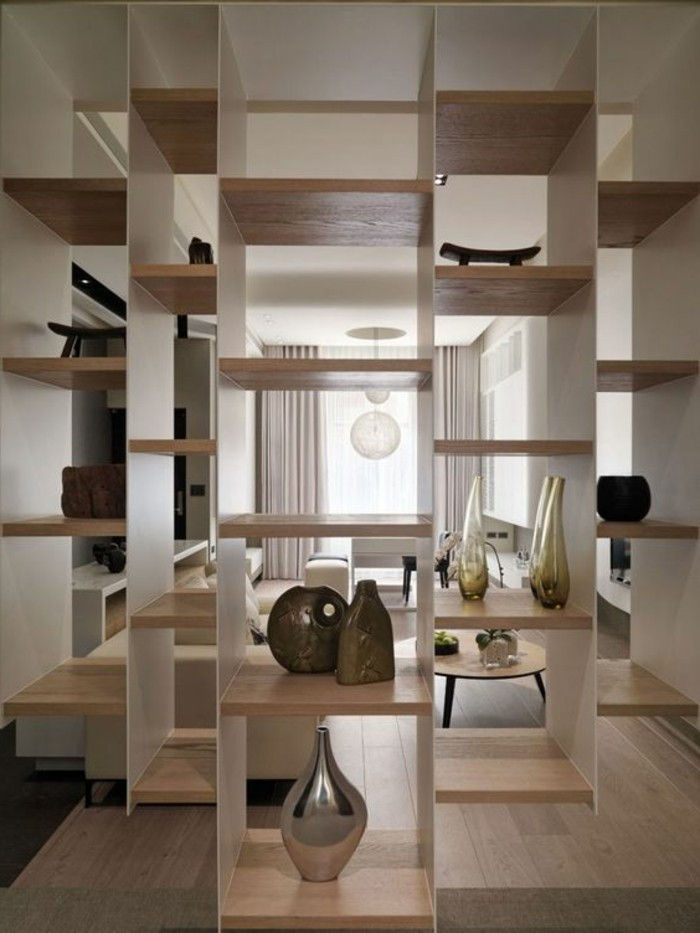visueel-vergroserung-of-kamer open-shelf-room divider partitie plank-houten vloer Ronde kroonluchter lange gordijn