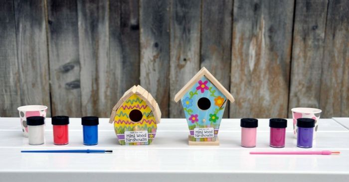 Drewniane birdhouses kolorowo malowane, świetne projekty DIY dla dzieci, różne kolory, udekoruj domek