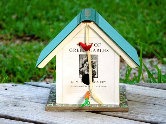 Caixa de aninhamento feita de livros, idéia de decoração criativa para crianças e adultos, passarinho vermelho e cenoura pequena