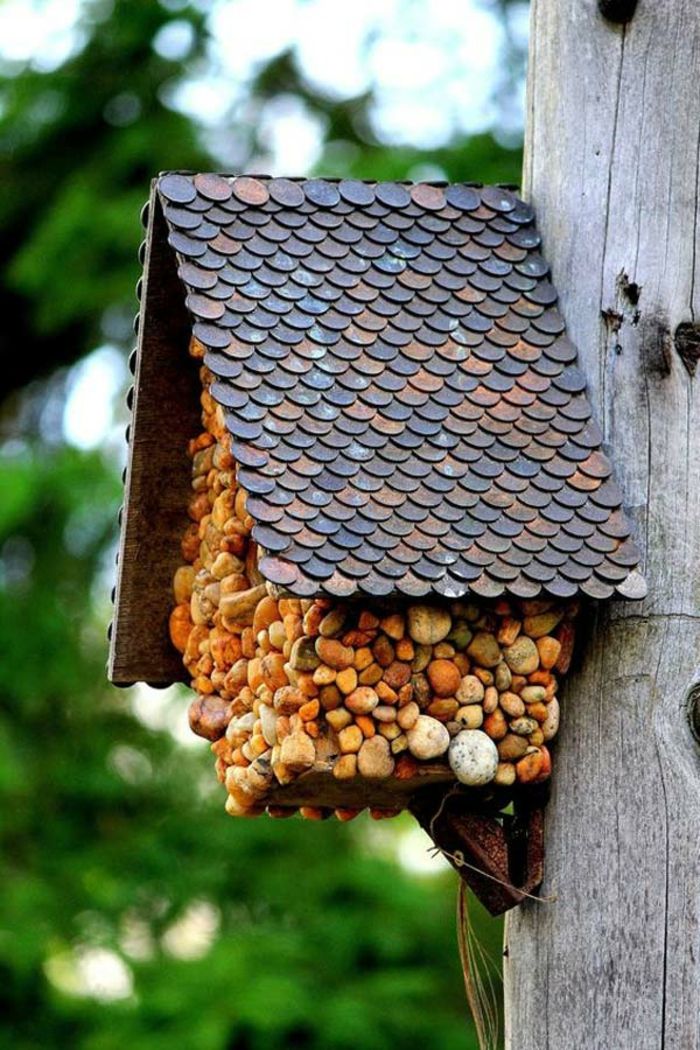Stenkitės pastatyti lizdą patiekalais, žingsnis po žingsnio instrukcijas, klijuoti birdhouses su mažais akmenimis