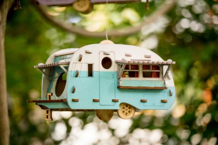 Caravan birdhouses baltos ir šviesiai mėlynos spalvos, gražus sodo ir balkono apdaila