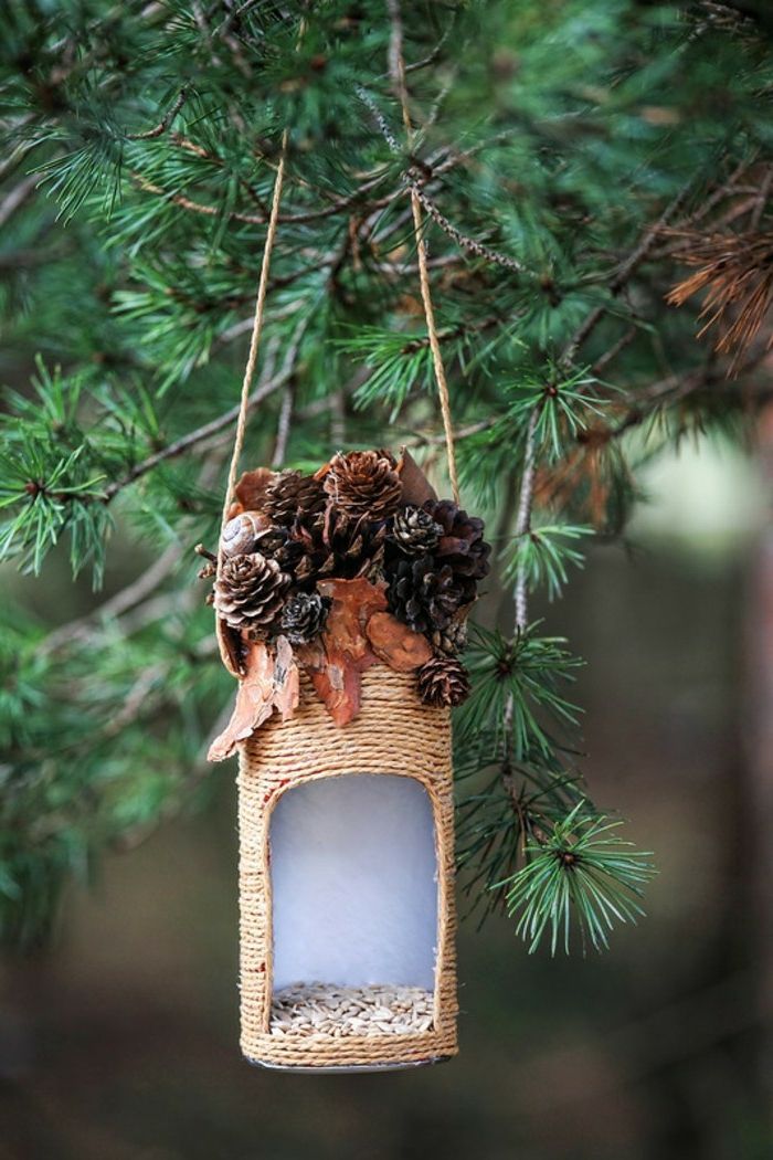 Papuoškite birdhouses su kūgiais ir rudens lapais, užpilkite sėklomis, 