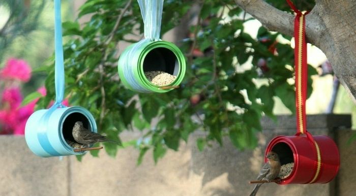 Faça você mesmo as casas das latas de pássaros, pendure-as com fitas, encha-as com sementes e sementes de girassol
