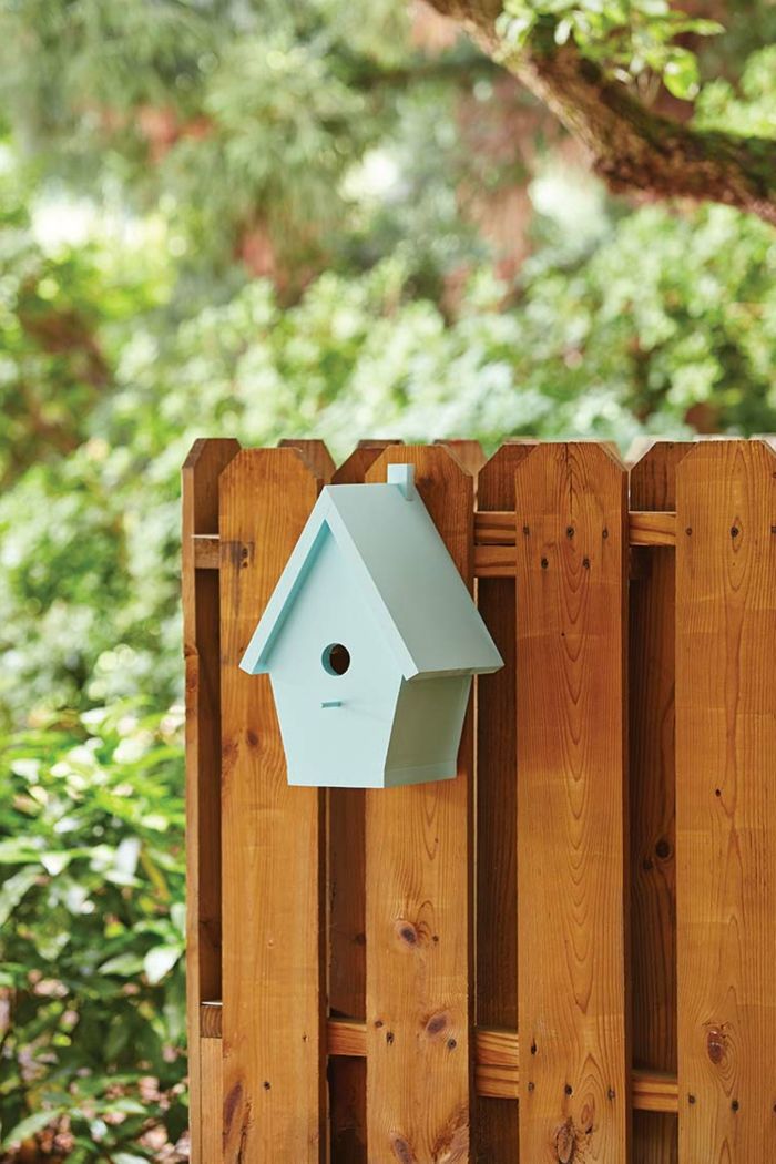 Construa a caixa de nidificação de madeira você mesmo, pintado azul claro, alegria para os pássaros e a decoração bonita do jardim ao mesmo tempo