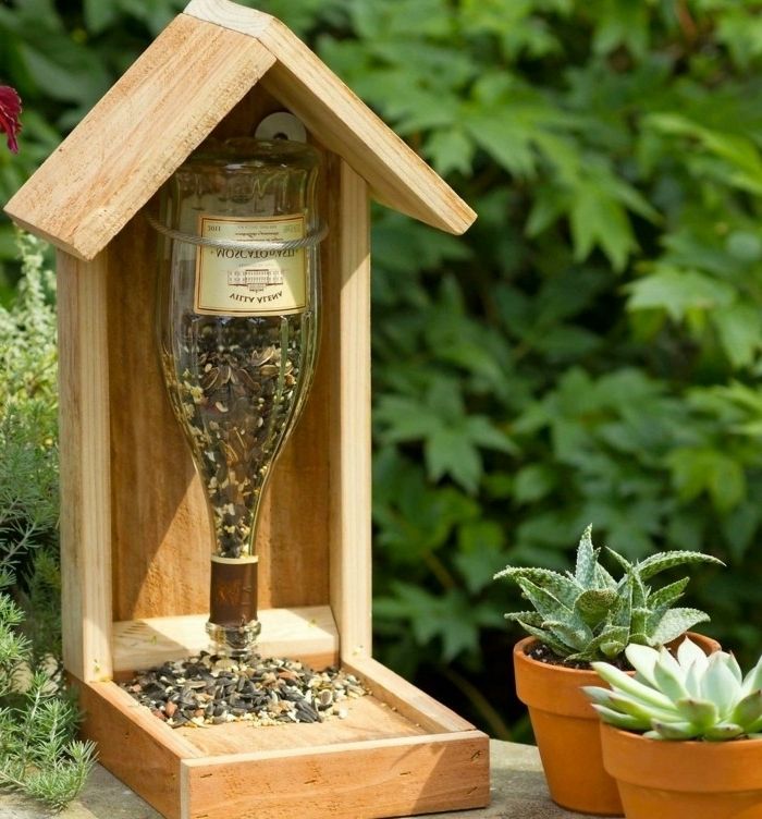 Faça caixa de ninho de madeira e garrafa de vidro, encher a garrafa com sementes de girassol