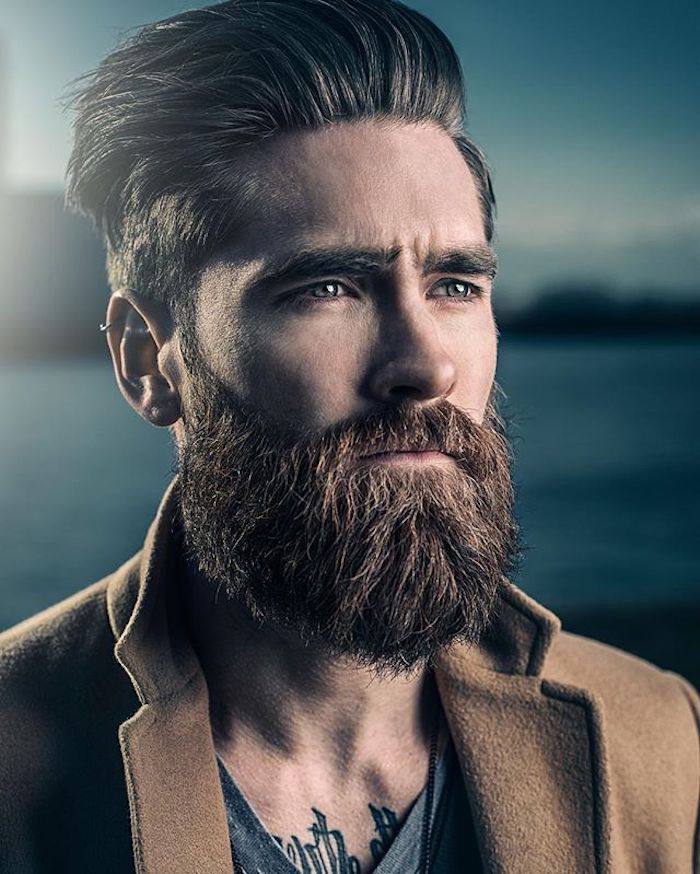 bărbat elegant îmbrăcat cu barbă, spirale cu spirală, haina brună, apă