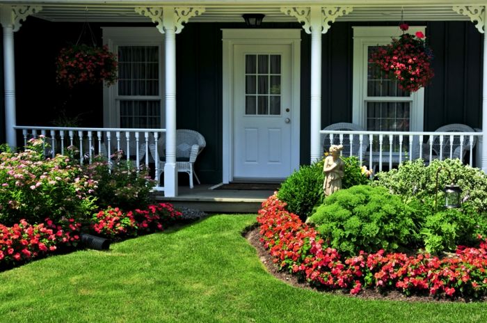 rdeče rože in okrasne grmičevje, skulptura, verandi - sprednji vrtni dizajn idej