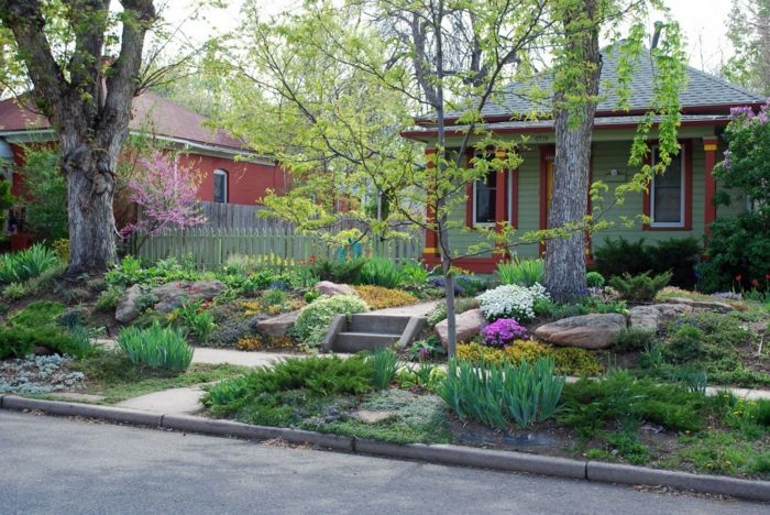 frumoase grădini frontale cu multe culori - chiar pe trotuar