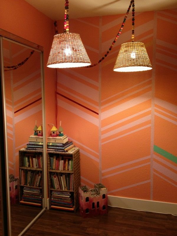 Moderni prieškambario įranga - oranžinės sienos dažai su linijomis