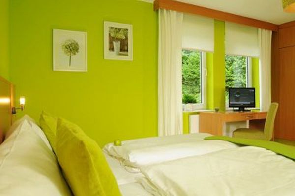pereți-pictura-idei-dormitor-în-verde - arunca perne și imagini pe perete