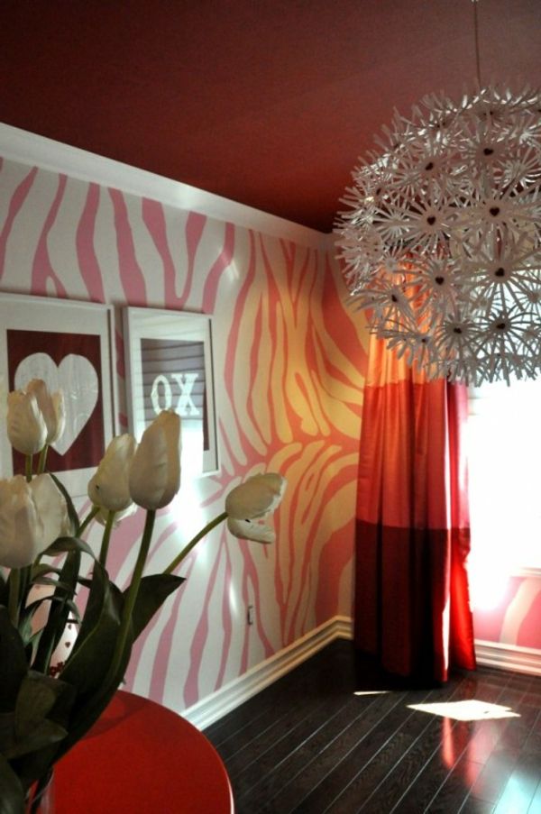 veggmaleri med rosa maling - luksuriøst rom med en vakker lysekrone og hvite tulipaner