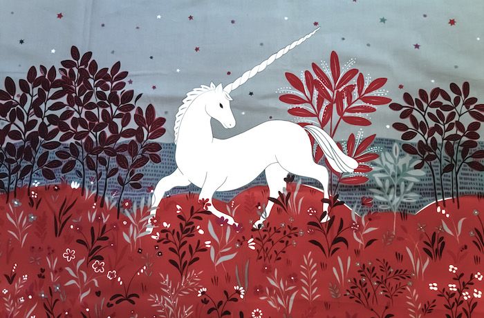 gozd z rdečimi drevesi z rdečimi listi - enodor z dolgim ​​belim rogovom - slike z unicornom