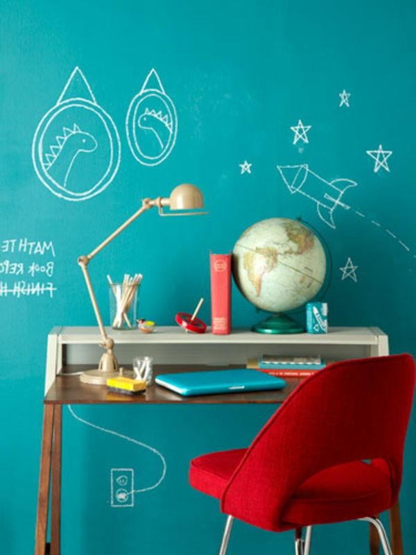 Krásne navrhnuté steny - modrá stena s tvorivými obrazmi - štúdium pre deti