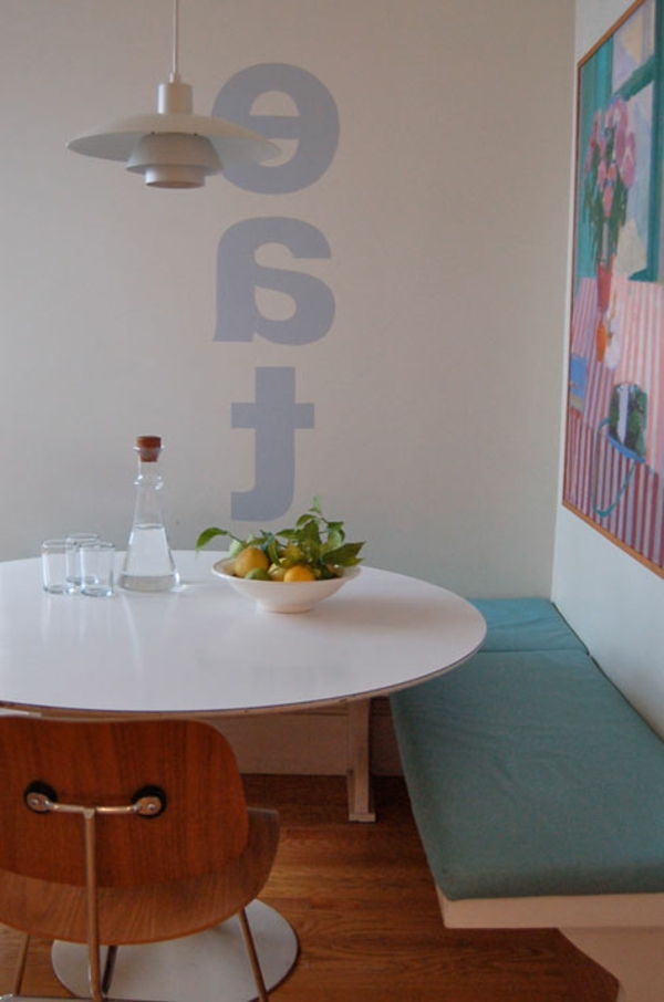vertikal innskrift på veggen i spisestuen - original ide for veggmaleri