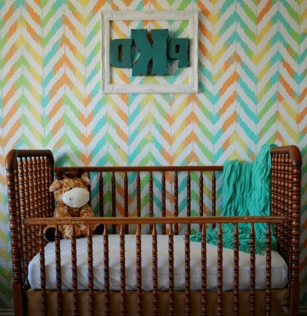 Nursery room design med fargerike vegger og deco elementer