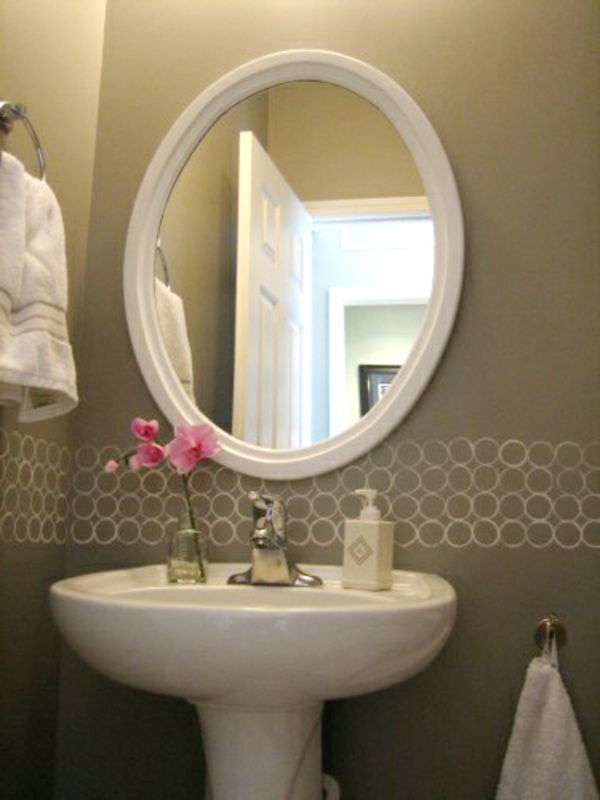 farebný nápad na steny v kúpeľni - sivá hlavná farba a biele obrazy