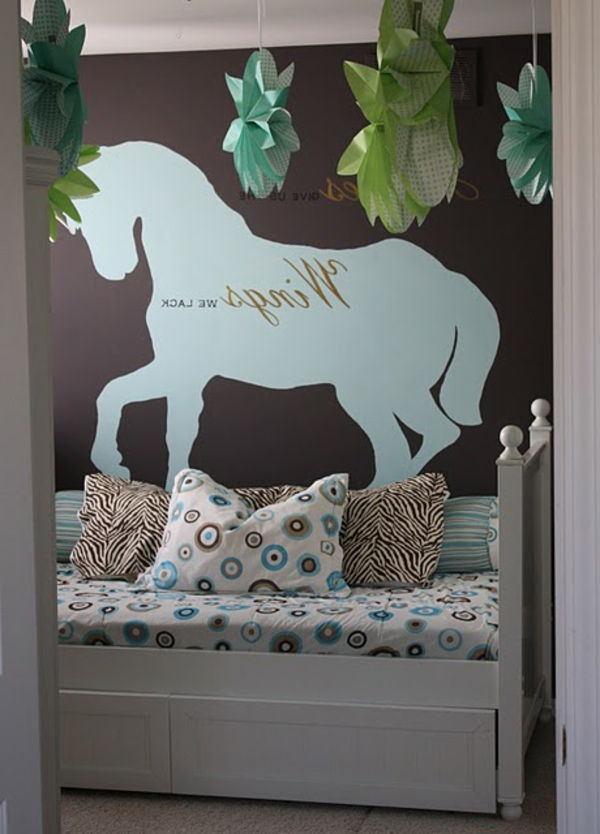 Sodinukai su puikiu sienų dizainu - arklių dažyti dekoravimo elementai