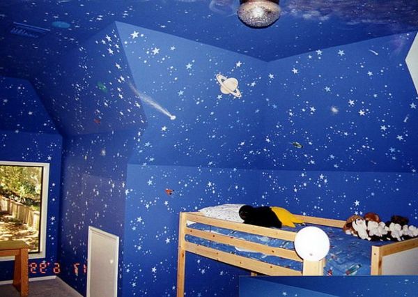veggmaleri-barn rom-mørk blå høy seng laget av tre