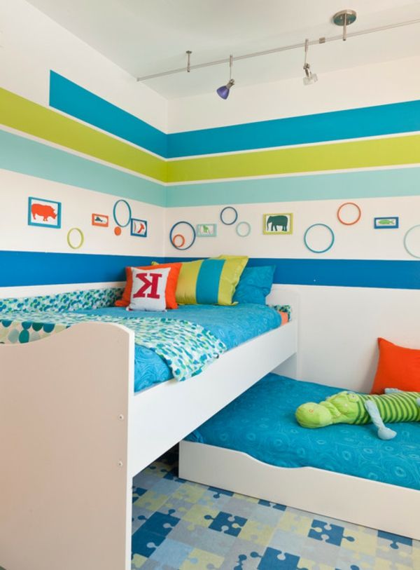 muurschilderij-kinderkamer-helder-blauw-groen-en-wit-kleurrijk sierkussen