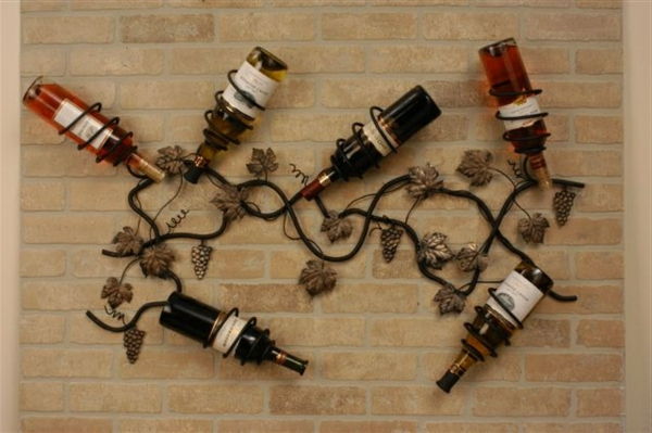 Wanddeko-fra-metall-mange vinflasker