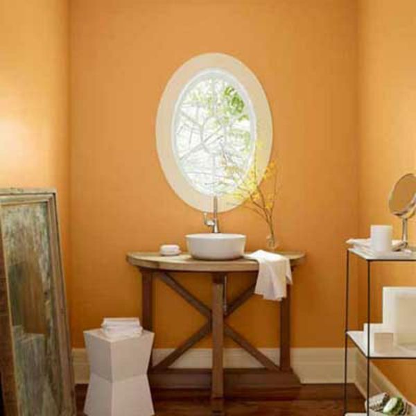 muro di colore albicocca-piccolo-bagno-round-finestra