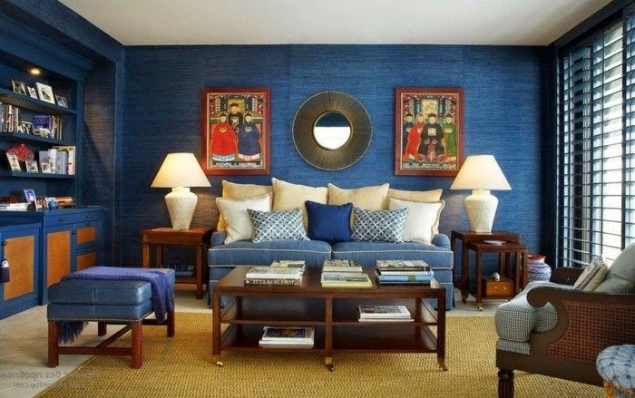 vägg färg-blue-blue-soffa-blue-läder pall-gul matta-bokhylla inbyggd-persienner-blå träbord-böcker-natt lampa-fåtölj-round-spegel