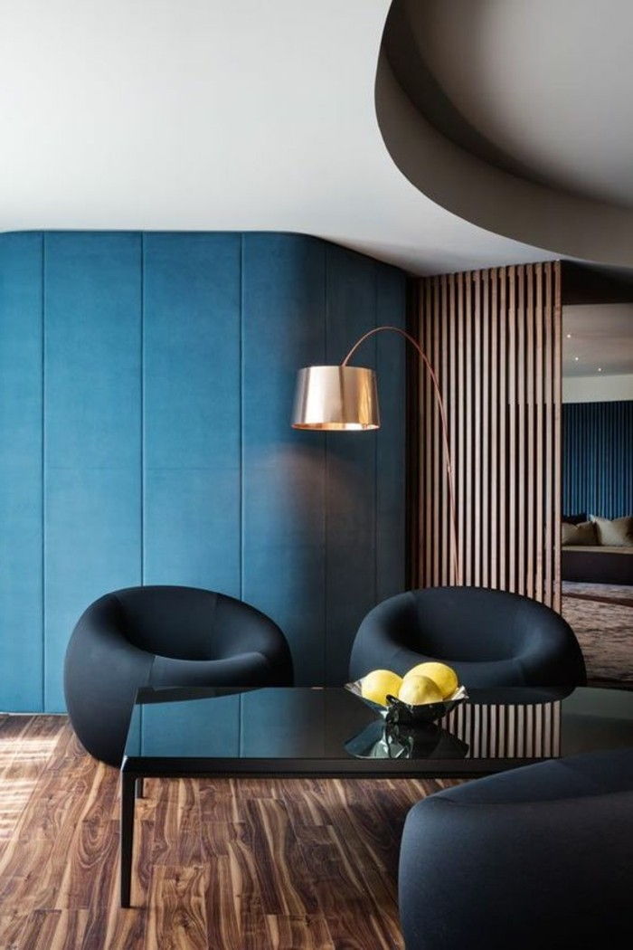 Barva stene modre barve sten-barve oblikovanje stene in črni stoli ovalno obliko črno-miza-sadje zaščita Schuessel-lesena tla-stehlampe-obraz