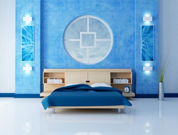 Blått soverom med en sirkel på veggen som dekorasjon