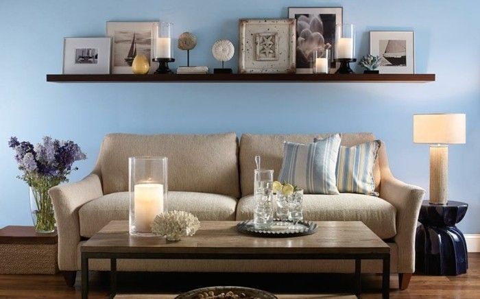 väggfärg blå stoppade soffa grädde trä bords ljus natt lampa Round-table-flower-vas-kunglig-randiga kuddar