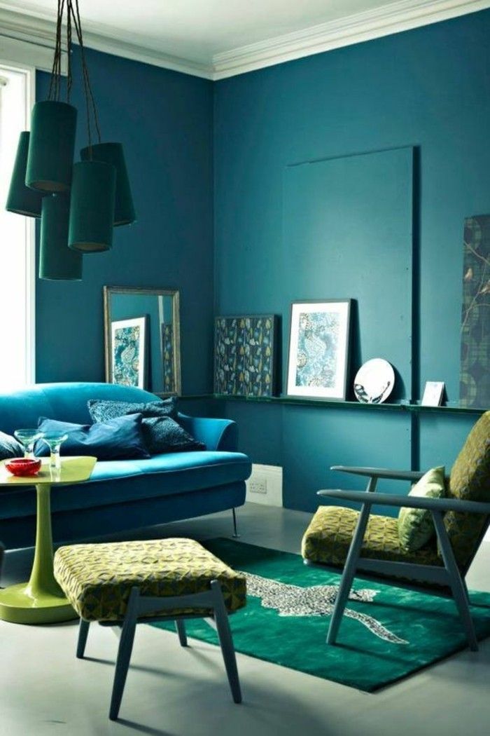 vägg färg blå matt-tuerkisgruen-stoppad pall-stoppade stolar-blue-soffa-spegel