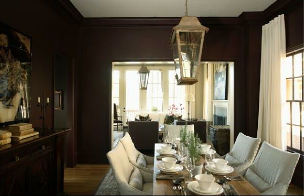 väggfärg-brun-modern-rum-design-porslinskivor på det stora matbordet