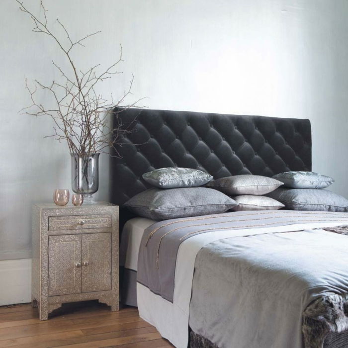perete de culoare gri-în-mare-dormitor