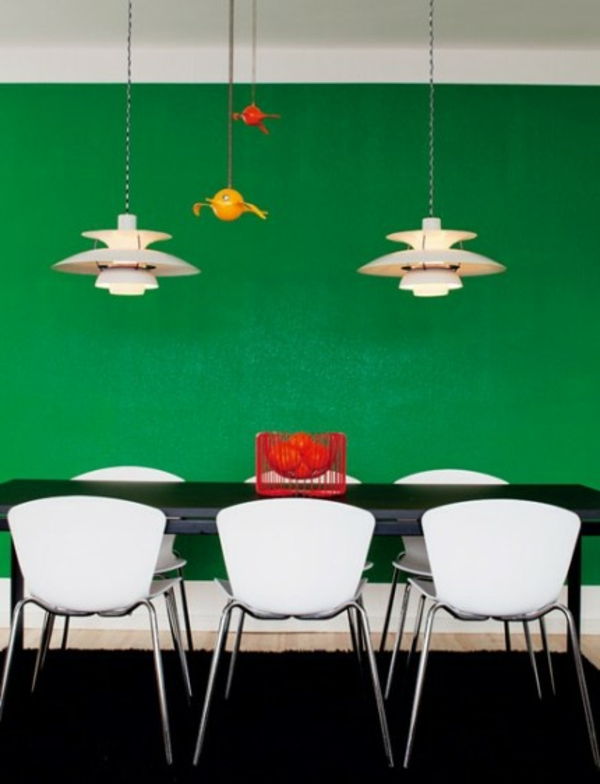 vopsea de perete idei pentru perete verde din sala de mese și trei scaune albe - două candelabre