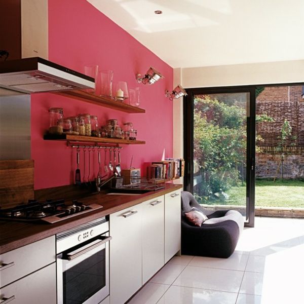 veggmaling ideer rødmue i et moderne kjøkken med glassvegger slående