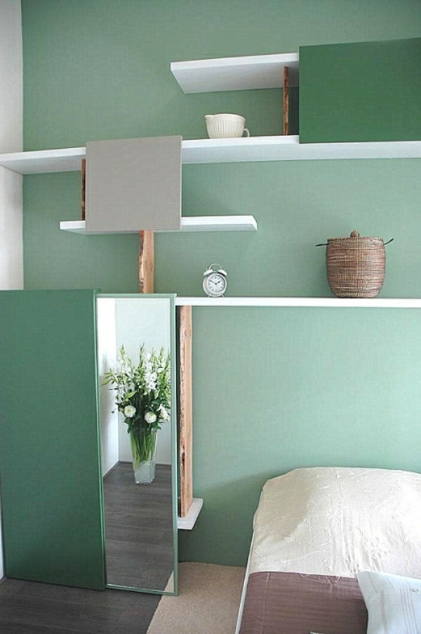 perete de culoare verde-menta-perete rafturi-simplu-dormitor-interior-idei-in-mentă