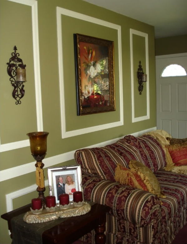 malowana na ścianach oliwkowo-zielona poduszka na sofie