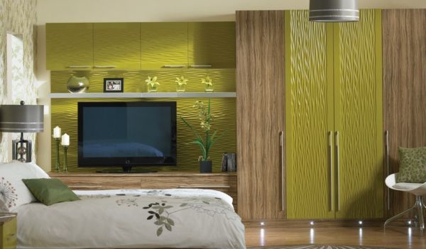 muurverf-olijfgroen-voor-een-modern-appartement-zeer grote tv