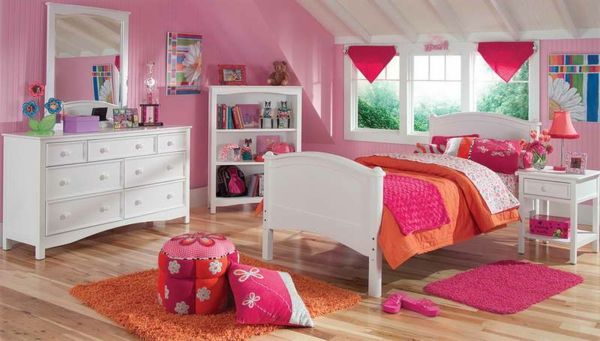 perete vopsea-roz-pentru-fata-camera-sertare de culoare albă