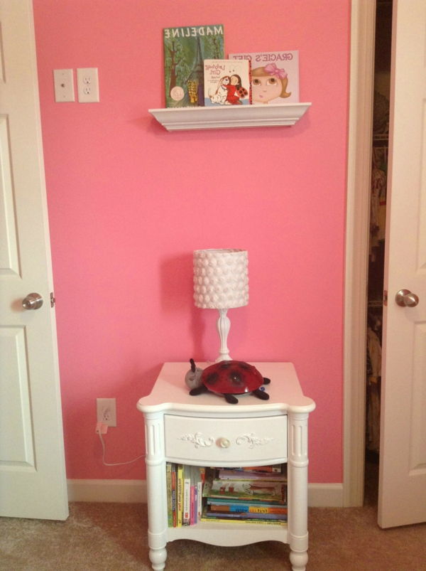 perete de culoare roz-pentru-podea alb-lampă