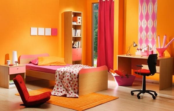 veggmaling-soverom-oransje-nyanse-stol på hjul og liten seng