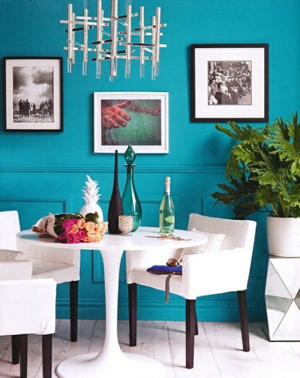 Farba múr tyrkysové-in-the-kuchyne-s-mnohými-obrazy-biela-stoličky