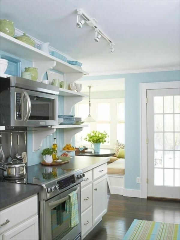 modra in bela barva za preprosto notranjo kuhinjo