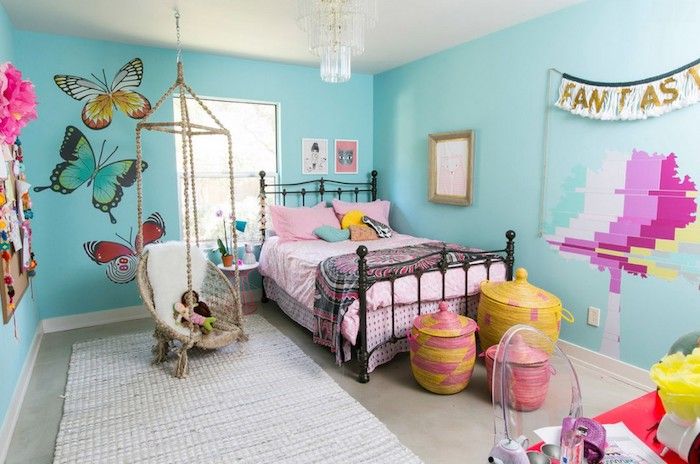 mobília legal em um quarto fantasioso idéia de design de quarto de conto de fadas muralhas azuis com borboletas nele idéias de decoração de parede bonita