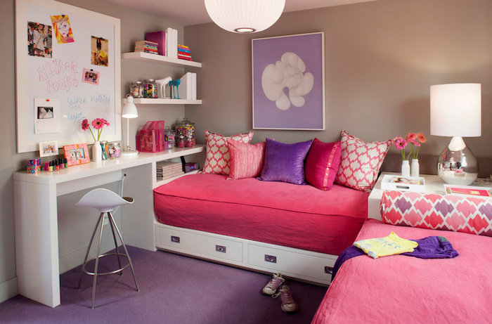 grått vitt rum med lila och rosa accenterdekorationer i moderna barnrumsideer för att kopiera flickaktigt rum