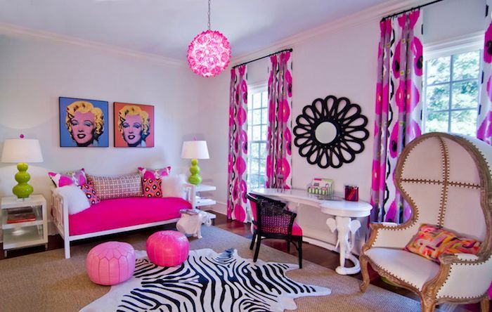 siva bela soba roza ideje roza soba design kavč naslonjalo zebra print ogledalo na steni merilzn slike