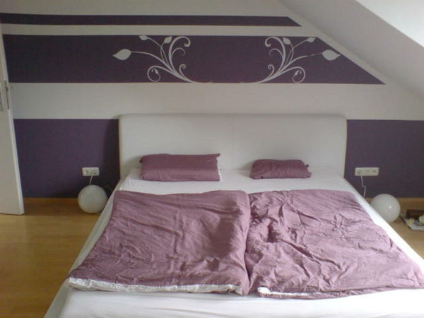 perete-design-cu-culoare-dormitor-placaj acoperă în mov