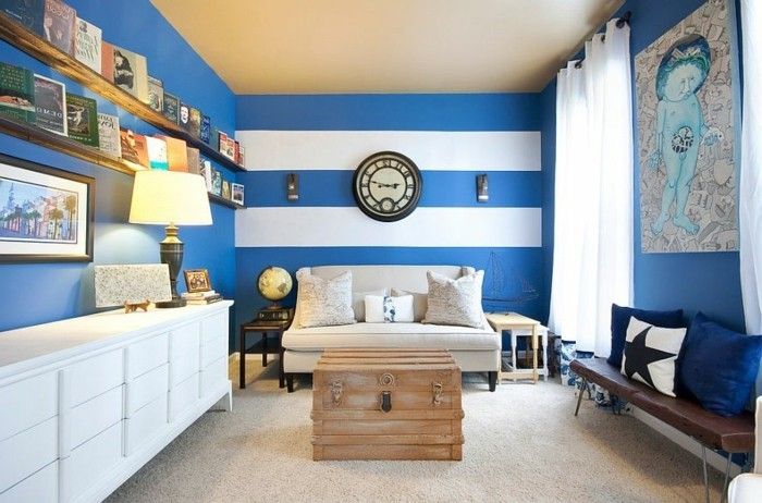 perete de design-cu-color-living alb-room-dulapuri-lemn banc-canapea alb-carte rafturi-albastru-alb-perete
