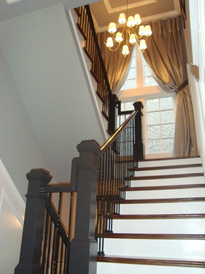 bele stopnice in črni parapet, zavese na oknu - stopnišče dekoracijo